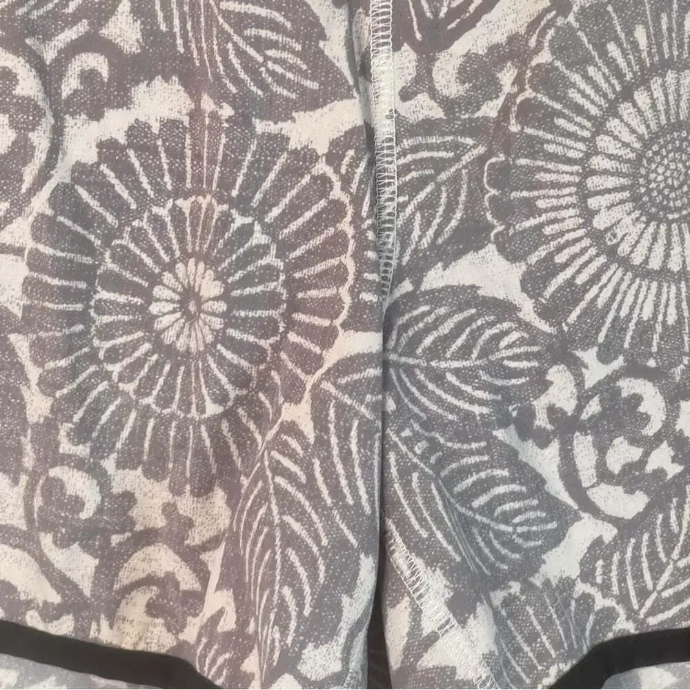 Lululemon Athletica Shorts Women’s Size 4 Ultra II. Beachy Floral White Fossil
